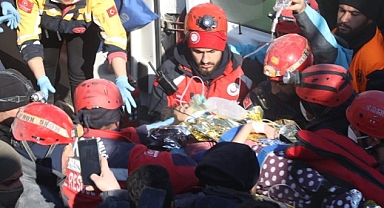 Zeytinburnu Belediyesi 132 Personel ve 35 İş Makinasıyla Yardım ve Kurtarma Çalışmalarına Destek Veriyor