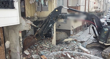 Bağcılar’da Görüntüsüyle sosyal medyada gündem olan o bina yıkıldı