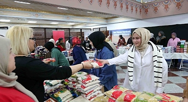 Bağcılarlı kadınlar, harçlıklarıyla depremzedeler için gıda kolisi hazırladılar