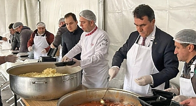Başkan Dündar, vatandaşlara iftar yemeği dağıttı