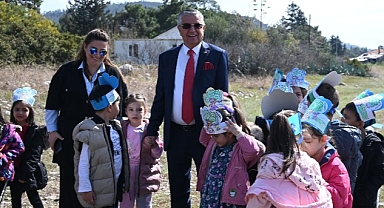 Başkan Topaloğlu çocuklarla fidan dikti