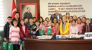 Burhaniye Belediye Başkanı Ali Kemal Deveciler Minik Misafirlerini Ağırladı