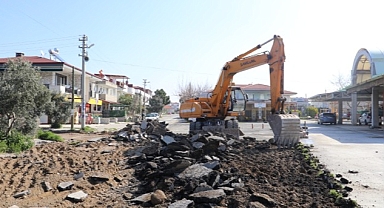 Burhaniye’de Yol Çalışmalarına Devam 