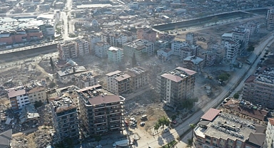 Büyükşehir Hatay'da enkaz kaldırma çalışmalarına devam ediyor