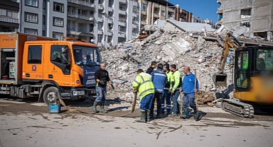 Deprem bölgesine su sağlamak için kesintisiz mesai