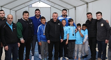 Depremzede çocuklar başpehlivanları tuş etti