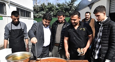 Depremzede vatandaştan künefeli teşekkür