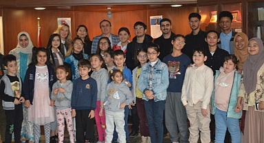 Egeli yabancı uyruklu öğrenciler, görme engelli dostlarına masal anlattı