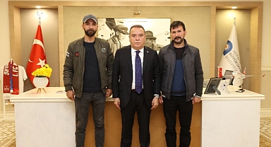 Enkazdan 162 saat sonra kurtarılan Cengiz Polat'tan Başkan Böcek'e teşekkür ziyareti