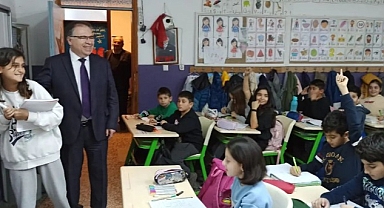 Foça Kaymakamı TÜRKÖZ, birleştirilen okulları ziyaret ediyor.