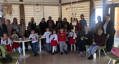 Gemlikli miniklerden yaşlı konuk evine ziyaret
