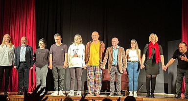 ‘‘Haybeden Gerçeküstü Aşk’’ Foçalı Tiyatroseverleri Güldürdü