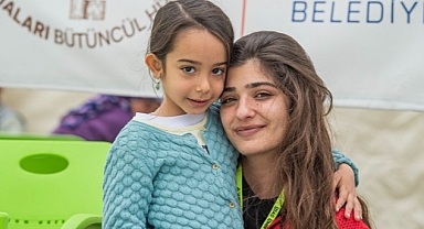 İzmir Büyükşehir ekipleri, Hatay'da depremzede kadın ve çocukların yanında