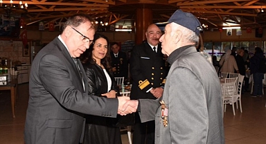  İzmir’in Foça İlçesi’nde kaymakamlık; şehit yakınları, gaziler ve ailelerini iftar yemeğinde ağırladı. Yemeğe ilçe protokolü de katıldı