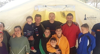 İzmir’in itfaiye personeli depremde evi yıkılan askerlik arkadaşının yardımına koştu