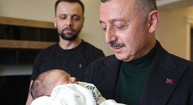 Kaan bebeğin kulağına ilk ezanı Başkan Büyükakın okudu