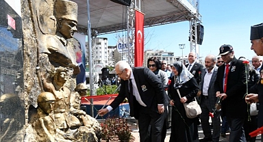 Karabağlar Belediyesi, Çanakkale Deniz Zaferi’nin 108. yıldönümünü ve şehitlerimizi unutmadı.