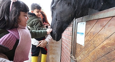 Kocaelili çocukların atlarla dostluğu