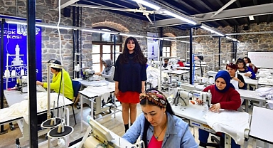Meslek Fabrikası'nda depremzedeler için iç çamaşırı üretiliyor