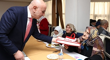Minik Öğrencilerden Huzurevine Mutlu Eden Sürpriz