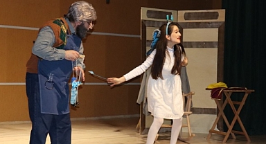 Nevşehir Belediyesi Şehir Tiyatrosu oyuncuları, okullarda ‘Pinokyo’ adlı oyunlarını sahnelemeyi sürdürüyor