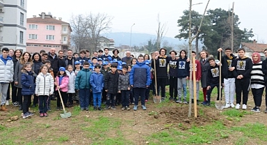 Öğrenciler gelecekleri için fidan dikti