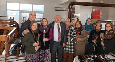 Saray Belediye Başkanı Özgen Erkiş, 8 Mart Dünya Emekçi Kadınlar Günü dolayısıyla emekçi kadın personellerine karanfil hediye edip, günlerini kutladı