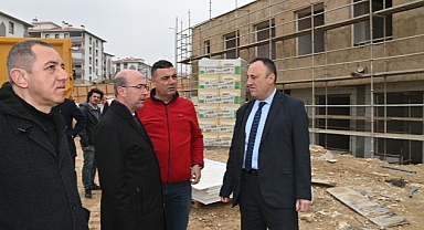 Selçuklu Belediye Başkanı Ahmet Pekyatırmacı, Selçuklu Belediyesi tarafından Ardıçlı TOKİ’de yapımı devam eden Ardıçlı Sağlık ve Sosyal Tesisi’nde incelemelerde bulundu