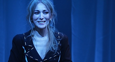 Zerrin Tekindor’un tek kişilik performansı “TOZ” ENKA Sanat’ta