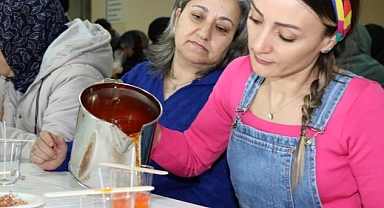 Anne Şehir'den kokulu mum yapımı