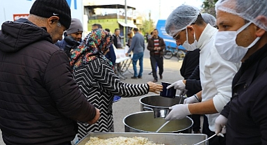 Antalya Büyükşehir Belediyesi Mobil Aşevi yemek ikramlarını sürdürüyor
