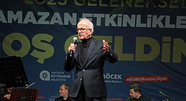 Antalya Büyükşehir Belediyesi’nin Karaalioğlu Parkı’nda düzenlediği Ramazan etkinlikleri kapsamında usta sanatçı Sami Özer, Tasavvuf Müziği konseri verdi