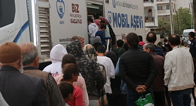 Antalya Büyükşehir mahallelere sıcak yemek ulaştırmaya devam ediyor