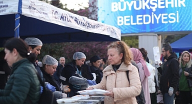 Aydın Büyükşehir Belediyesi’nin kurduğu geleneksel iftar sofraları, binlerce Aydınlıyı bir araya getirmeye devam ediyor