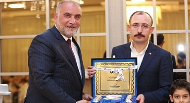 Bakan Muş ve Başkan Sandıkçı Depremzede Ailelerle İftarda Bir Araya Geldi