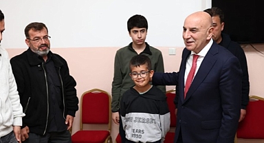 Başkan Altınok Depremzedelerle Bayramlaştı