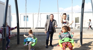 Başkan Böcek depremzedeleri bayramda da yalnız bırakmadı