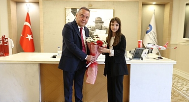 Başkan Böcek koltuğunu Raziye Rana Çelebi'ye devretti