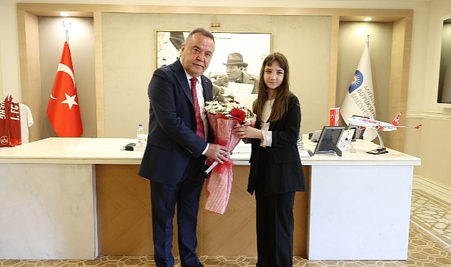 Başkan Böcek koltuğunu Raziye Rana Çelebi'ye devretti