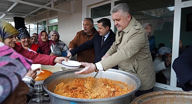 Başkan Gerenli vatandaşa yemek dağıttı