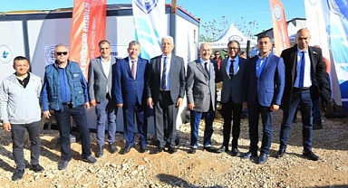 Başkan Gürün Bayramı Deprem Bölgesinde Kutladı