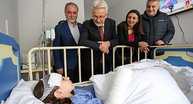 Başkan Turgay Erdem’den kazazede öğrencilere ziyaret