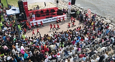 Bayraklı’da binlerce çocukla 23 Nisan coşkusu!