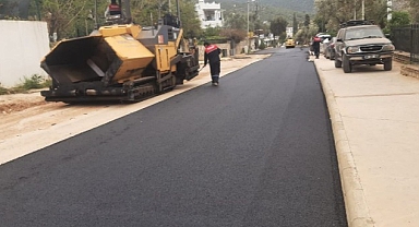Bodrum Belediyesi tarafından ilçe genelinde gerçekleştirilen asfaltlama çalışmalarına Torba Mahallesi’nde devam ediliyor