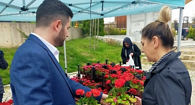 Büyükşehir'den mezarlıklarda çiçek dağıtımı