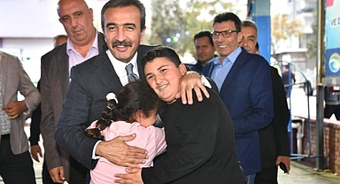 Çukurova Belediye Başkanı Soner Çetin, iftarını Toros Mahallesi’nde vatandaşlarla birlikte açtı