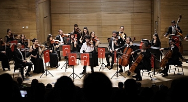 Cumhurbaşkanlığı Senfoni Orkestrası 23 Nisanı 12 Yaşındaki Genç Yetenek Atahan Dinç İle Kutladı