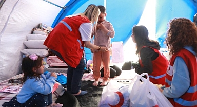 Depremzede Çocukların Bayramlıkları Kızılay’dan