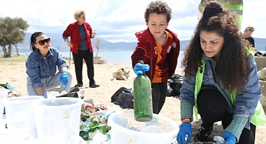 Didim Avrupa Deniz Çöpleri İzleme Programı Kapsamında Sahil Temizliği Yapıldı