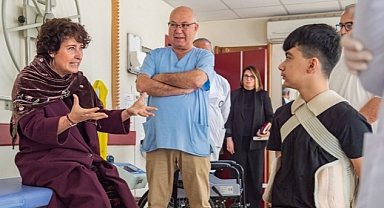 Enkaz altından kurtarılan Osmaniyeli Mustafa ilk adımlarını İzmir'de attı